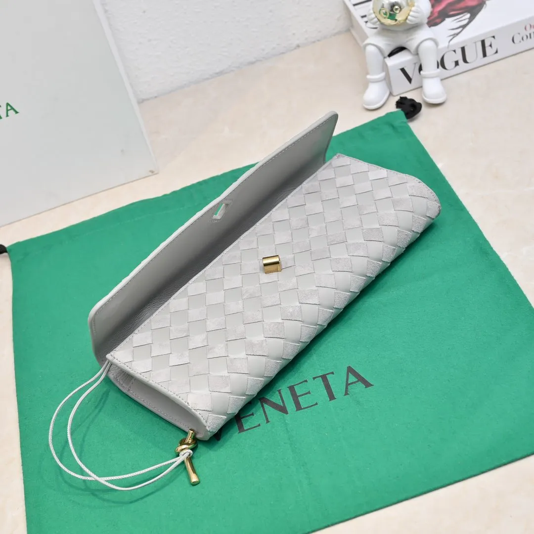 Batch 1360 #Bv New Deerskin Clutch 🎈 The deerskin brown bag with extra points for autumn and winter is so beautiful~🍂 Made of classic woven sheepskin and deerskin, it looks like Maillard for autumn and winter🤎 It can be held by hand, carried by hand or carried under the arm. The metal knot embellishment exudes temperament and nobility~ , equipped with a zipper compartment inside, it is a good companion for your daily life🧑‍❤️‍💋‍🧑, whether you are walking on the red carpet or attending a dinner, it will add a unique charm to you💞 Model: 741511 Size: 31x13x3